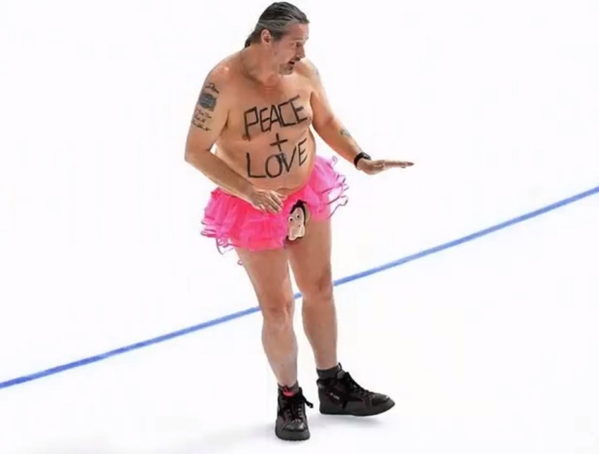 VIDEO / Îmbrăcat doar cu un tutu roz și pantofi sport, un bărbat a făcut show la Jocurile Olimpice de Iarnă 2018! Toată lumea a văzut ce ascundea între picioare