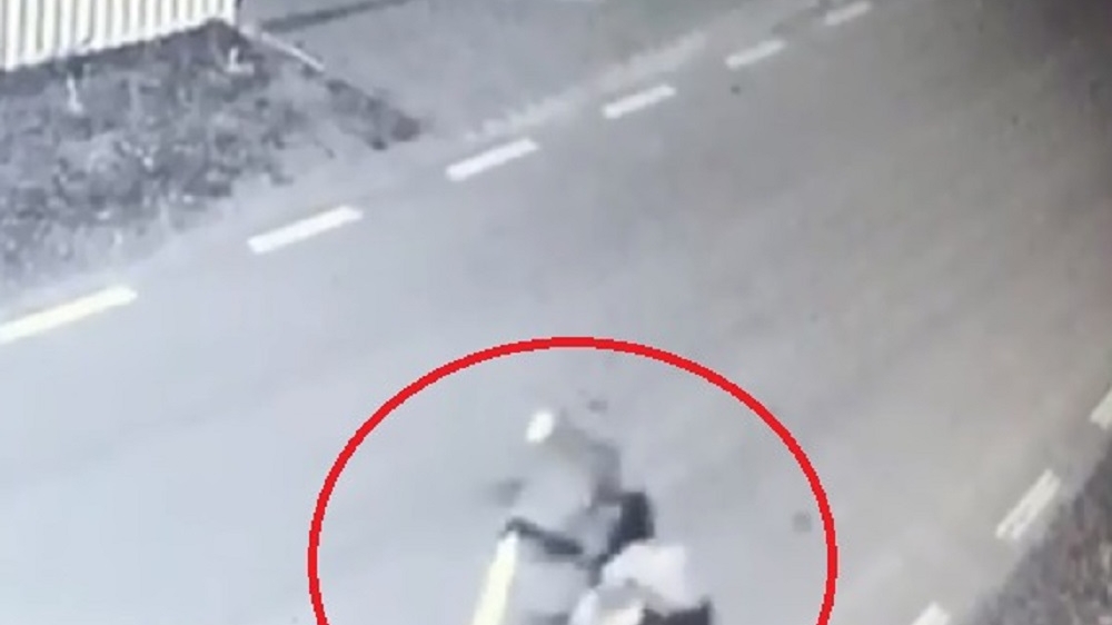 Un dâmbovițean a fugit cu o cruce din cimitir în spate, dar a căzut în șanț. Ca să scape, a mințit că l-a lovit o mașină