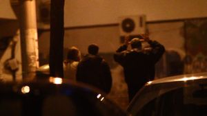 Cheloo si-a convocat gasca in oras, dar au petrecut ca in spatele blocului! Vezi imagini inedite cu Parazitii si amicii lor!