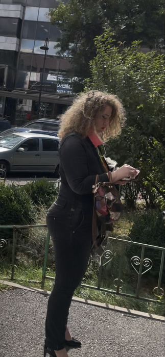 Oana Lis nu a renunțat la telefon pe tot parcursul prânzului