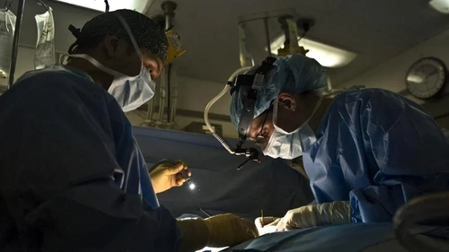 Bancnote de un leu, cruciulițe, o lamă și asta nu e tot! Ce au mai găsit doctorii în stomacul unui ieșean care fusese adus la spital