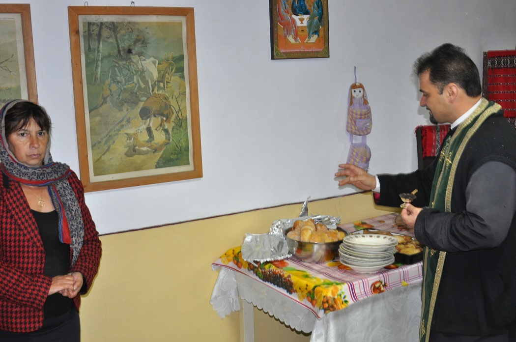 Părintele binecuvântează bucatele
