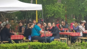 Fostul ministru al Economiei, deputatul Andrei Gerea, a sărbătorit “regulamentar” 1 Mai: chef cu mici și bere cu colegii de partid