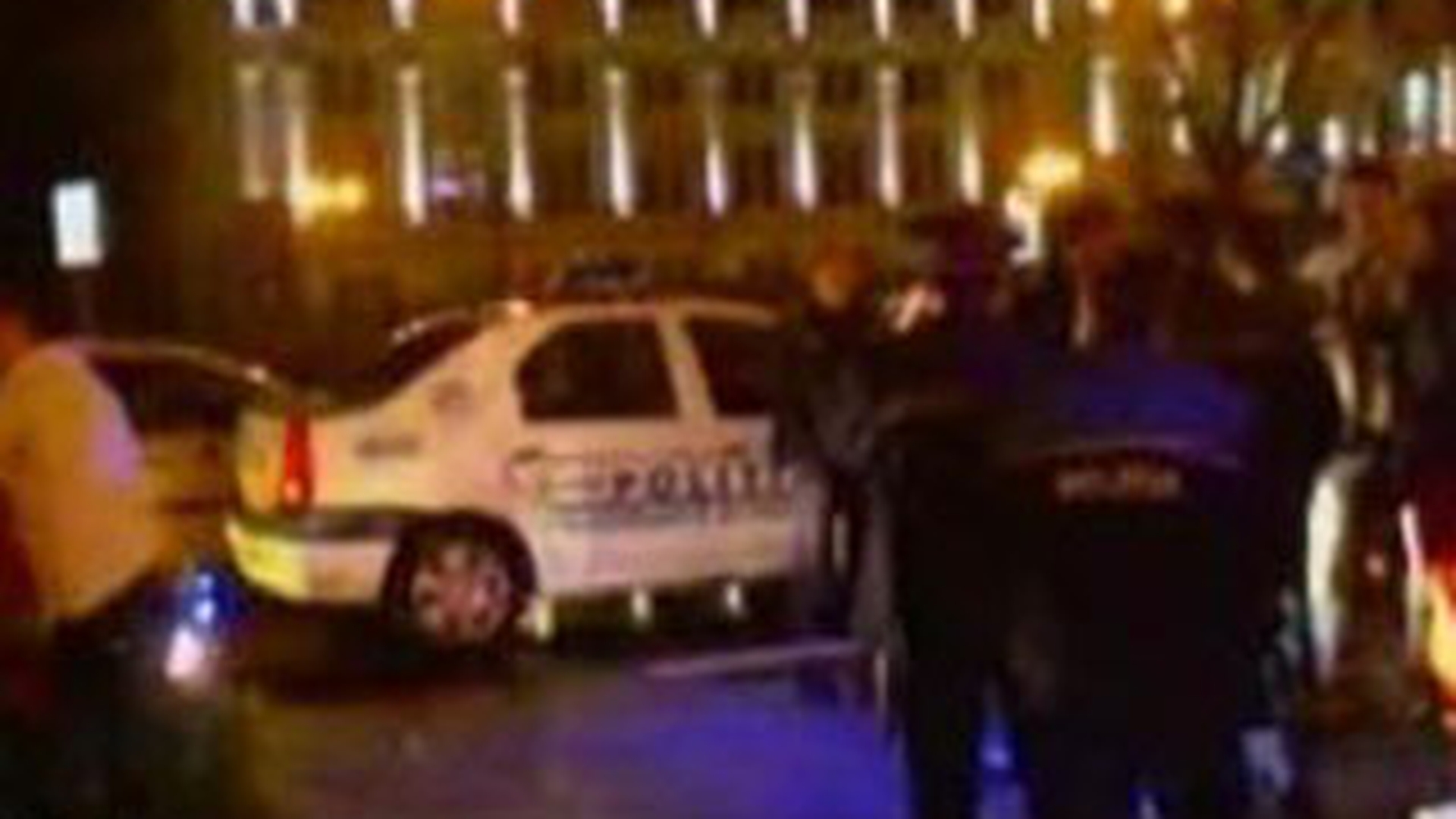 VIDEO Scandal in Centrul Vechi al Capitalei! Opt tineri s-au incaierat cu o patrula a politistilor