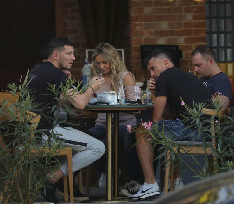 Celor doi li s-au alăturat curând Ionuţ Luţu  (stânga), Alina, fosta iubită a lui Nilă, dar şi încă un tovarăş
