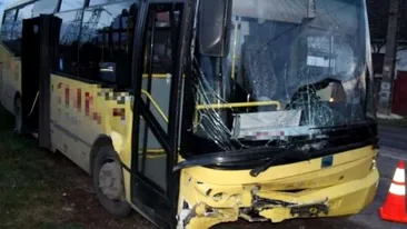 Autobuz plin cu copii implicat în accident la Timiș