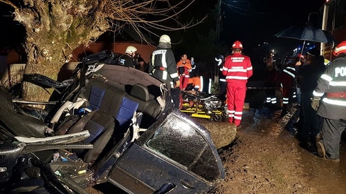 Accident terifiant. Doi tineri au murit după ce mașina lor s-a izbit de un copac și a rămas suspendată