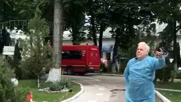 Un bunic dansează de bucurie după ce s-a vindecat de COVID-19. Imagini emoționante din Gorj. VIDEO