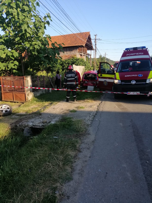 Accident teribil în Argeș! O femeie a fost strivită de o mașină în timp ce stătea pe bancă în fața curții. Vinovatul nici măcar nu are permis de conducere