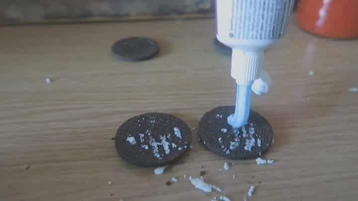Un cerşetor român din Barcelona, umilit de un vlogger care i-a oferit biscuiţi umpluţi, după ce le-a înlocuit crema: „L-am ajutat să se spele”. Ce pedeapsă riscă starul YouTube