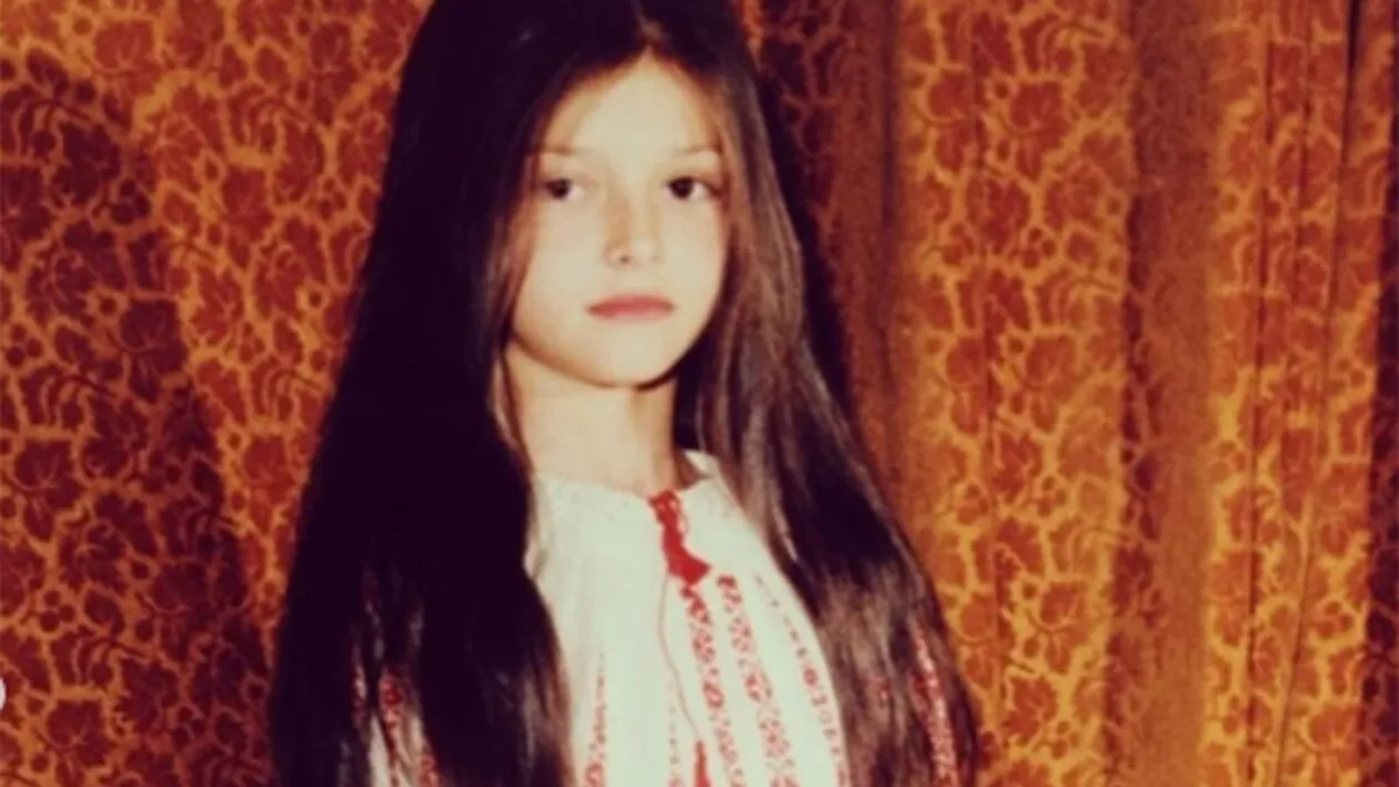 100% n-o recunoști! Această fetiță angelică a ajuns una dintre cele mai frumoase prezentatoare TV de la Antena 1