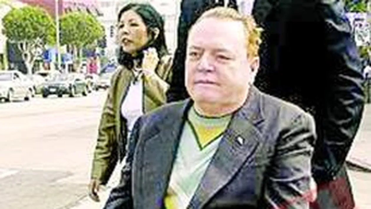 Larry Flynt cere 5 miliarde $ ajutor de la stat