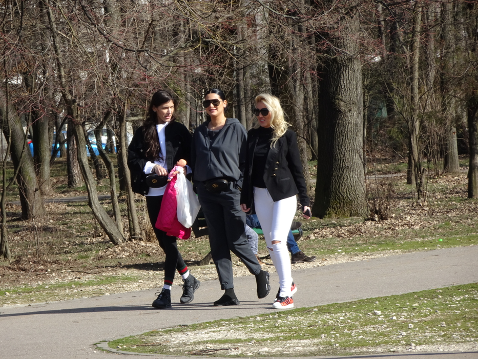 Roxana Dobre a ieșit în parc alături de cele două fetițe, câteva prietene, dar și de sora lui Florin Salam