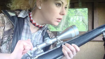 Vezi ce poate face o femeie cu o pusca de vanatoare! Multi vanatori vor fi gelosi cand vor vedea ce trofee a doborat Anca!