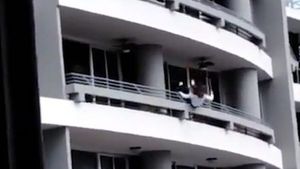 VIDEO TERIFIANT. O femeie, mamă a doi copii, cade în gol, de la înălțime, în timp ce încerca să-și facă un selfie