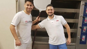 Ce lecţie de viaţă! În Italia, doi brutari români dau gratis pâine celor care nu își mai permit să o cumpere