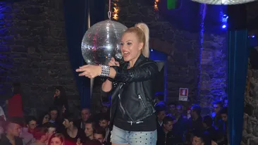 Amna, speriată de moarte din cauza unei alarme cu bomba! Cantareata a povestit prin ce peripetii a trecut in urma cu cateva zile