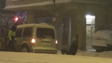 Doi tineri si-au tractat sania cu masina pe strazile din Bucuresti! S-au echipat de schi si au facut ture pana dimineata!