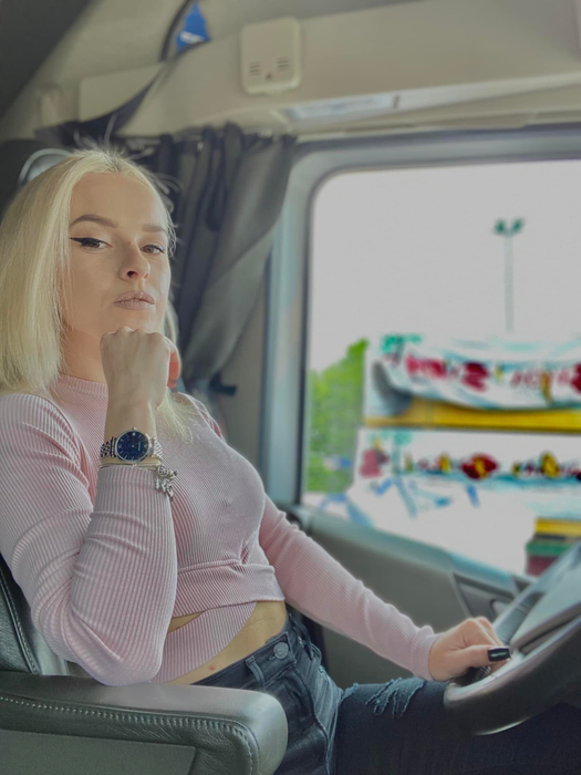 Loredana Zainea lucrează ca șoferiță de TIR în Marea Britanie. Sursă foto: Facebook