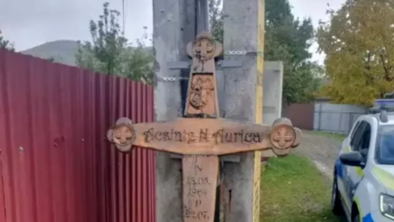 Ca la noi, la nimeni! Un bărbat din Neamț a furat crucea soacrei din cimitir! Unde a dus-o și ce a pățit apoi