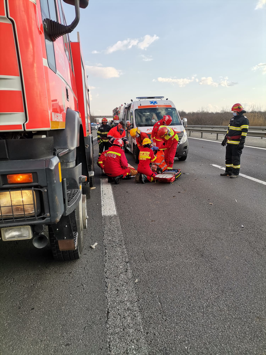 Accident grav pe A1. Impact între trei autoturisme. O mașină răsturnată și o victimă încarcerată