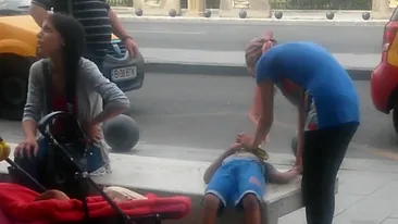 IMAGINI SOCANTE! Un copil zace plin de sange pe o banca din centrul Capitalei, dupa ce a fost lovit de un barbat!