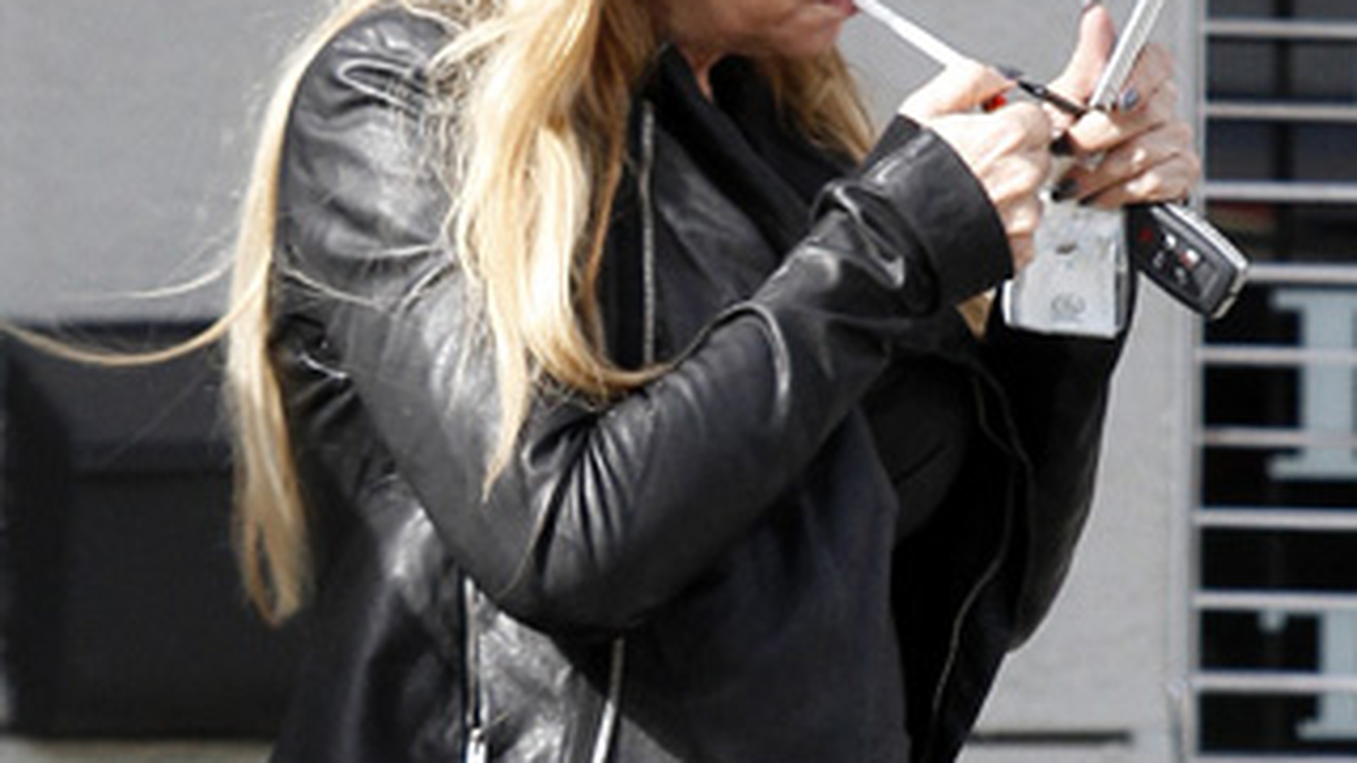 Kirstie Alley a tras o pipa pe strada in asteptarea fiicei ei