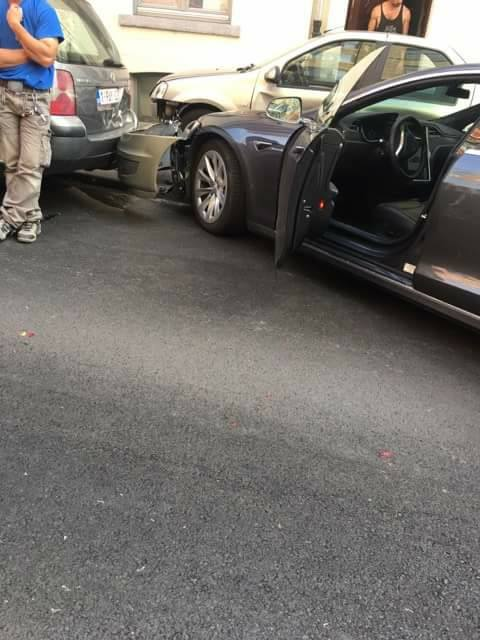 S-a întâmplat la Bruxelles! Accident mai puțin obișnuit între o Tesla și o Dacia Logan