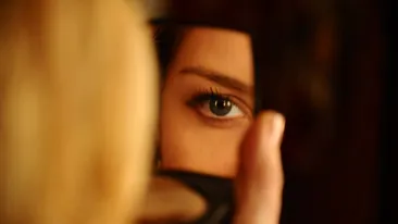 Alexandra Dinu a renunţat la blondul care a consacrat-o! Vedeta şi-a schimbat culoarea la păr! Află care a fost motivul!