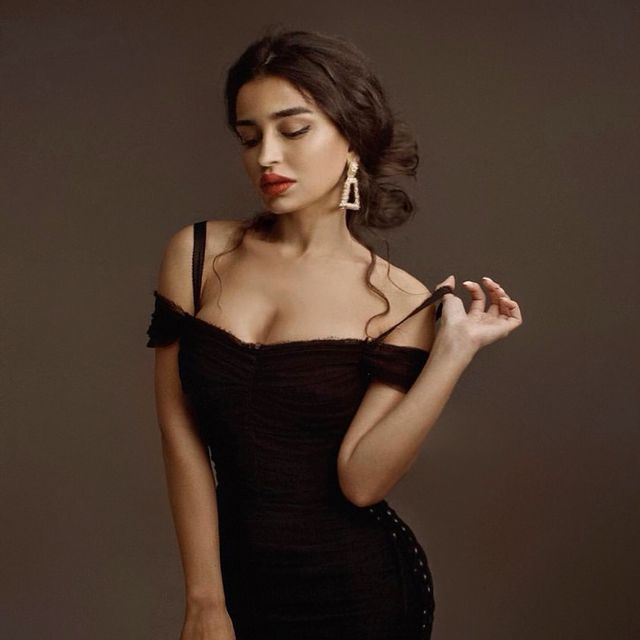 E mică, sexy și știe ce vrea! Șatena își face imediat loc în mintea ta! 