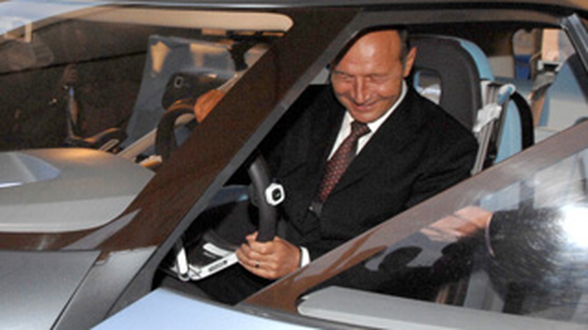 Traian Basescu se va urca, maine, la volanul propriei Dacia Duster!