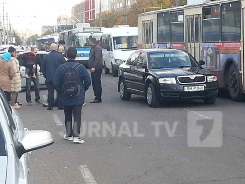 FOTO / Accident teribil! O maşină a Guvernului a lovit o femeie cu un copil în braţe! Gestul scandalos făcut de şofer după incident