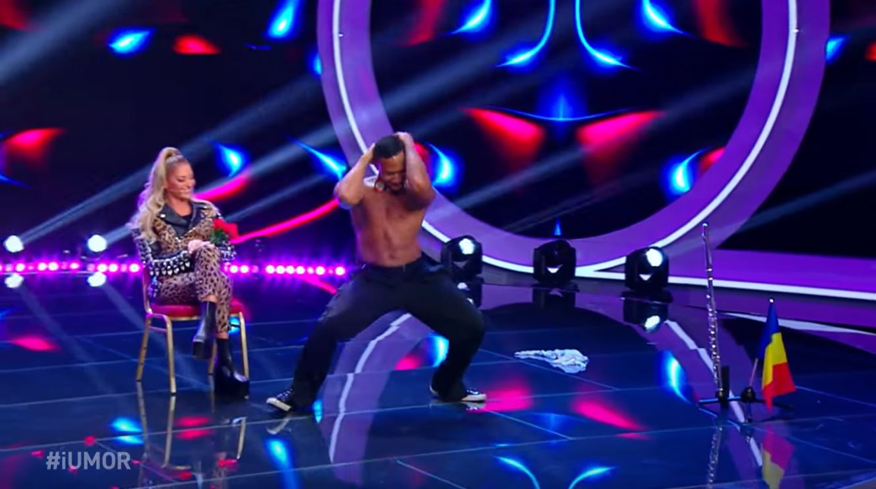 Un concurent de la iUmor a făcut striptease special pentru Delia: “M-am simțit în nesiguranță”. Ce mesaj avea scris pe chiloți Brandon Coprich