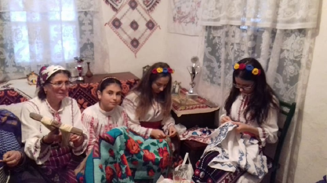 Fetiţele participă şi la şezători