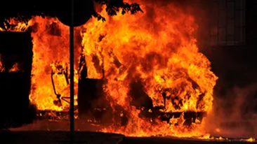 O fetita de opt ani, spulberata de bomba pe care a fost obligata sa o care