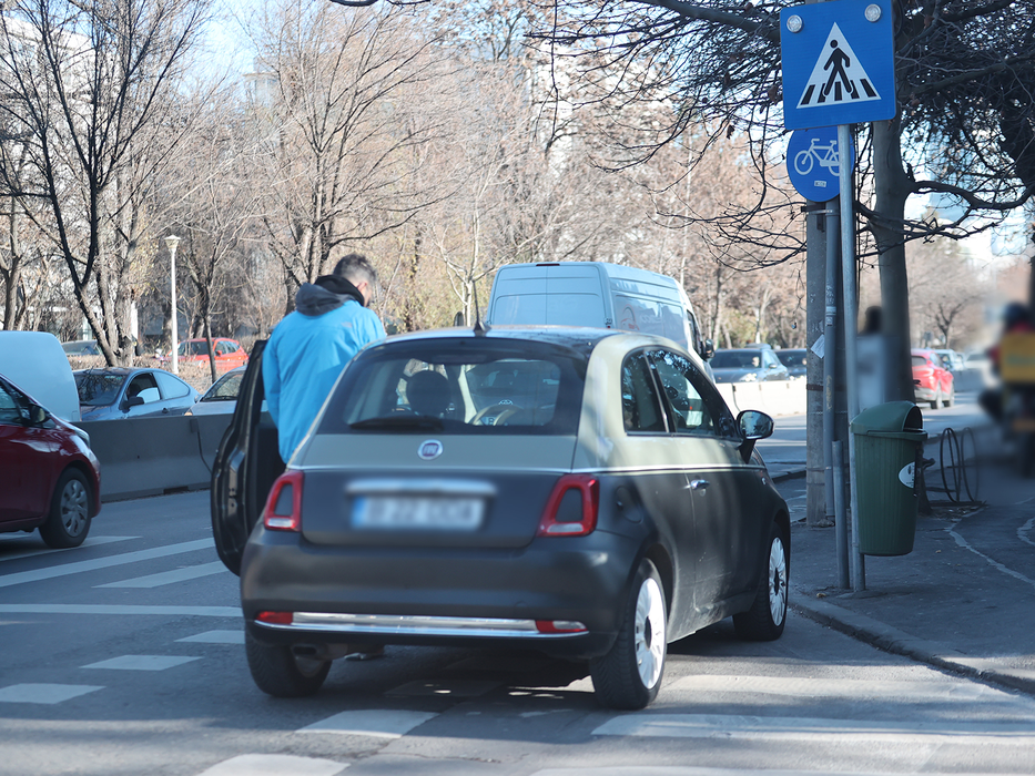 S-a urcat la volan și au mers să rezolve câteva chestiuni administrative