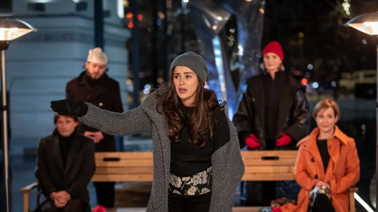 Medeea Marinescu, Marius Manole, Lia Bugnar, Irina Antonie și Anghel Damian au jucat teatru la zero grade. Spectacolul „Două liniuțe” a fost transmis online pe pagina de Facebook Qreator by IQOS