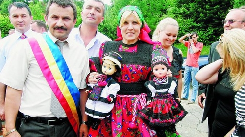 S-a imbracat ca o papusa de Oas