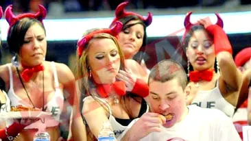 A mancat 203 aripioare de pui in 20 de minute