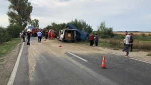 Accident grav în Dâmbovița! O basculantă cu nisip s-a ciocnit cu un microbuz