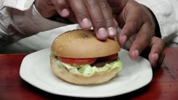 A mâncat gratis la un fast-food, timp de un an. Cum i-a păcălit un student pe angajații restaurantului