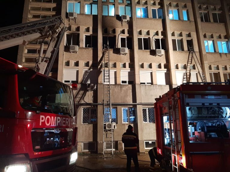 Salvatorii s-au mobilizat în număr mare la incendiul de la ATI Piatra Neamț