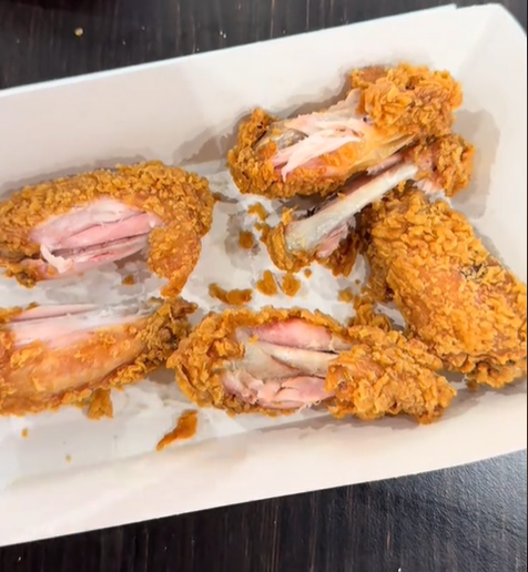 Culiță Sterp, dezgustat după ce și-a luat o porție de aripioare de la KFC: ”Carne crudă”