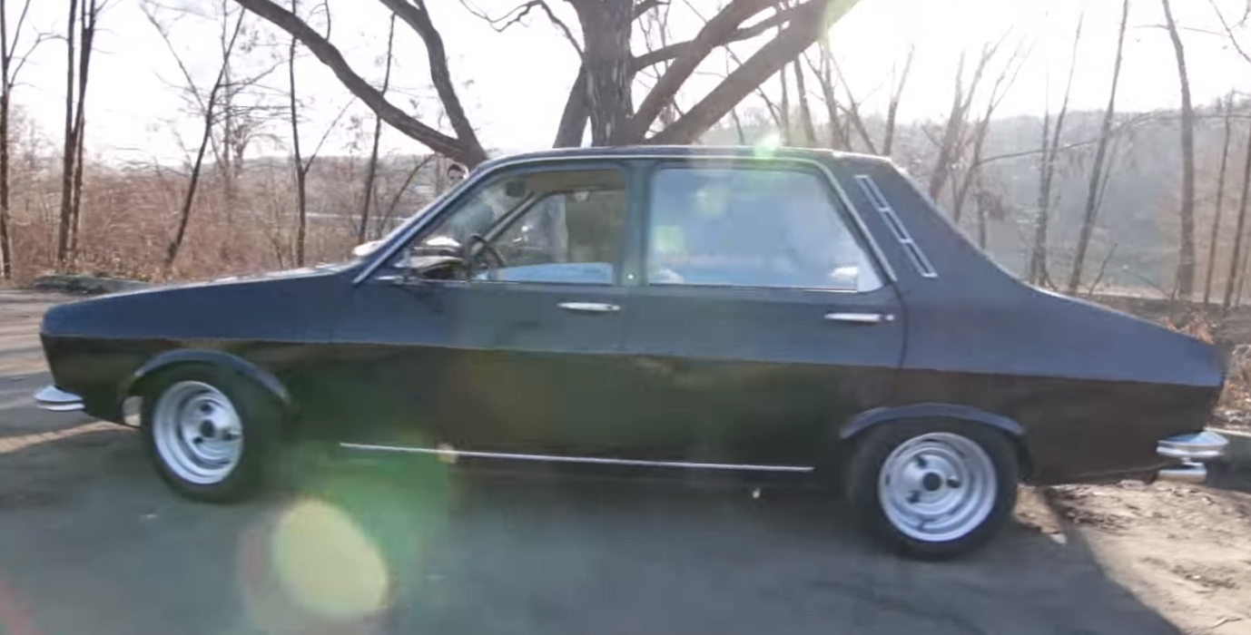 Dacia 1300 cu deschidere din telefon, interior de BMW și volan de Duster sport. VIDEO