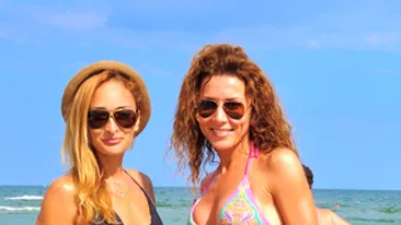 Carmen Bruma si-a gasit sora geamana pe plaja! Iubita lui Mircea Badea nu si-a mai putut lua ochii de la posteriorul si abdomenul blondei!