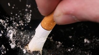 Potrivit unui studiu, la fiecare 16 minute un roman moare din cauza fumatului