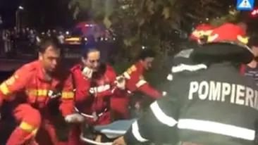 Un șofer din Capitală a plonjat cu mașina în râul Dâmbovița. Femeia din dreapta a fost transportată la spital. VIDEO