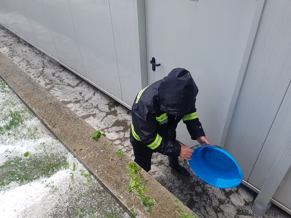 Mai multe gospodării și spații comerciale au fost inundate