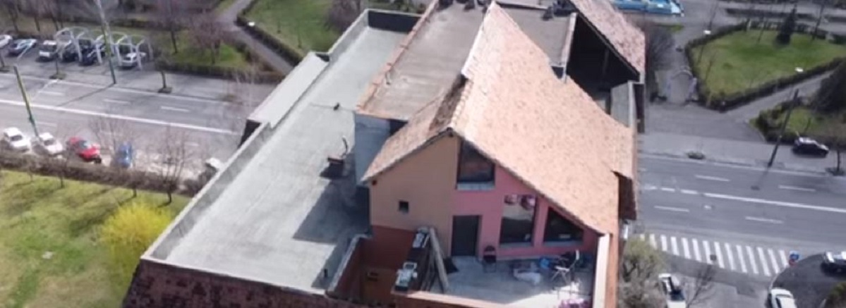 Cum arată cea mai ciudată vilă din România! Se află în Răcădău și a fost construită în urmă cu mai bine de 10 ani: VIDEO