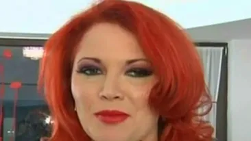 VIDEO De data asta nu mai are peruca! Oana Lis s-a facut roscata!